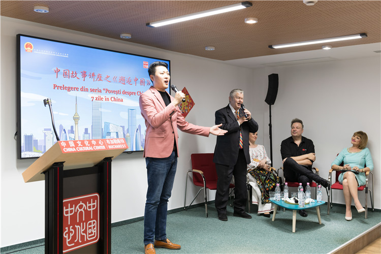 中國(guó)青年男高音歌唱家方瀧與奧爾基·圖爾達(dá)合唱羅語(yǔ)歌曲。布加勒斯特中國(guó)文化中心供圖。