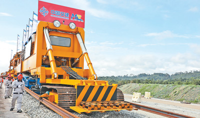 中企承建的馬東鐵項(xiàng)目創(chuàng)造就業(yè)機(jī)會(huì)超過(guò)1.8萬(wàn)個(gè)，合作的當(dāng)?shù)仄髽I(yè)超過(guò)1900家——為促進(jìn)馬來(lái)西亞?wèn)|西海岸互聯(lián)互通貢獻(xiàn)力量（共建“一帶一路”第一現(xiàn)場(chǎng)）