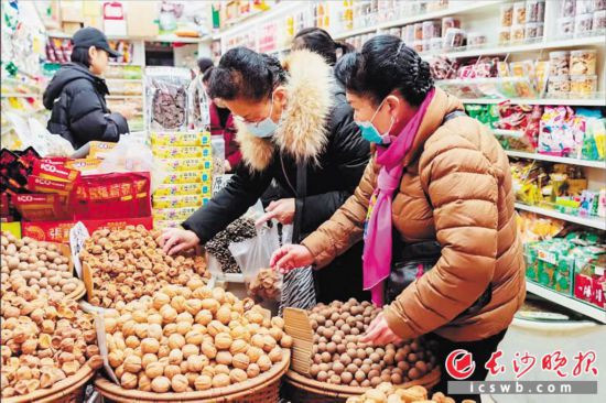 　　在長沙南門口菜市場附近的一家炒貨店內(nèi)，市民正在選購年貨?！　￠L沙晚報全媒體記者 范宏歡 攝