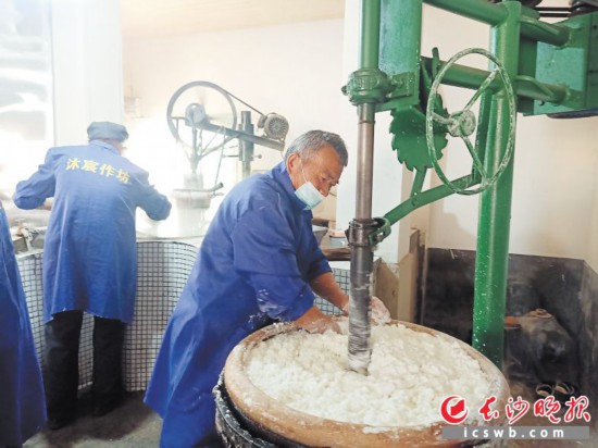 　　作坊里工人正在進行粉絲生產(chǎn)。受訪者供圖