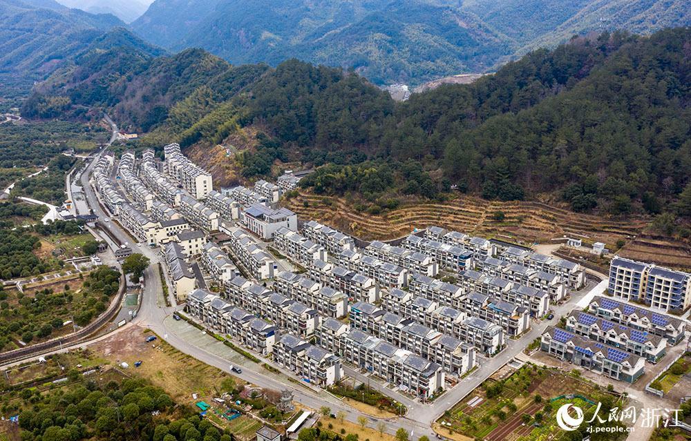 近日，航拍寧波市海曙區(qū)龍觀鄉(xiāng)李岙村屋頂光伏項目。人民網(wǎng) 章勇濤攝