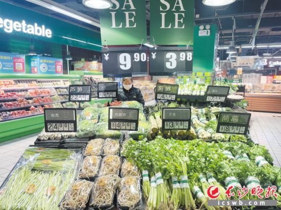 　　家樂福芙蓉廣場(chǎng)店，市民在選購(gòu)春菜。