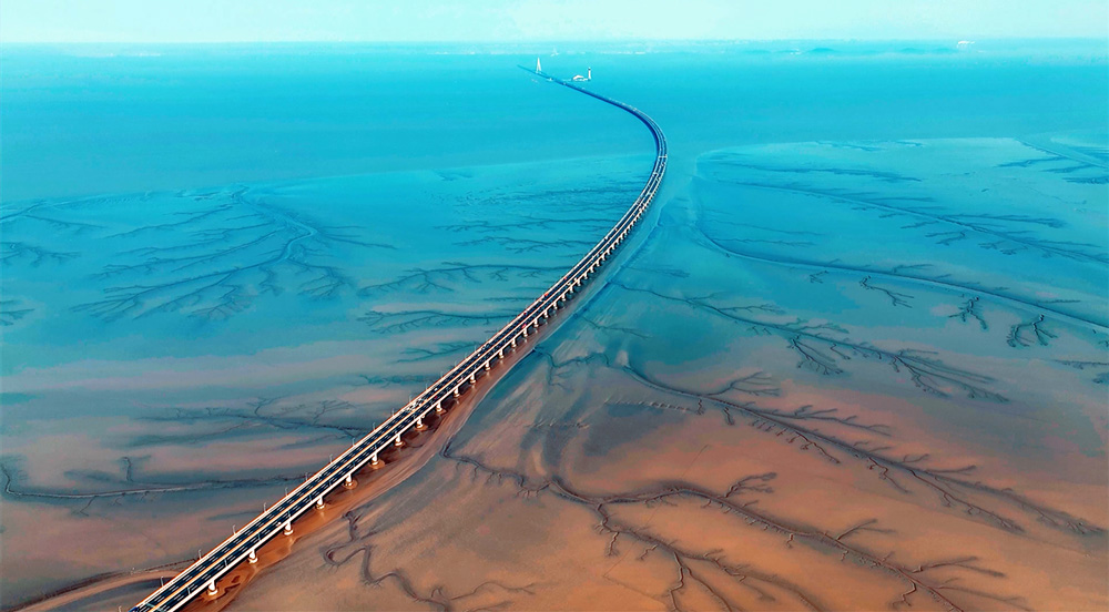 錯落有致的溝壑與灘涂地貌有機融合，勾勒出形態(tài)各異的“灘涂丹青”。虞昌勝攝