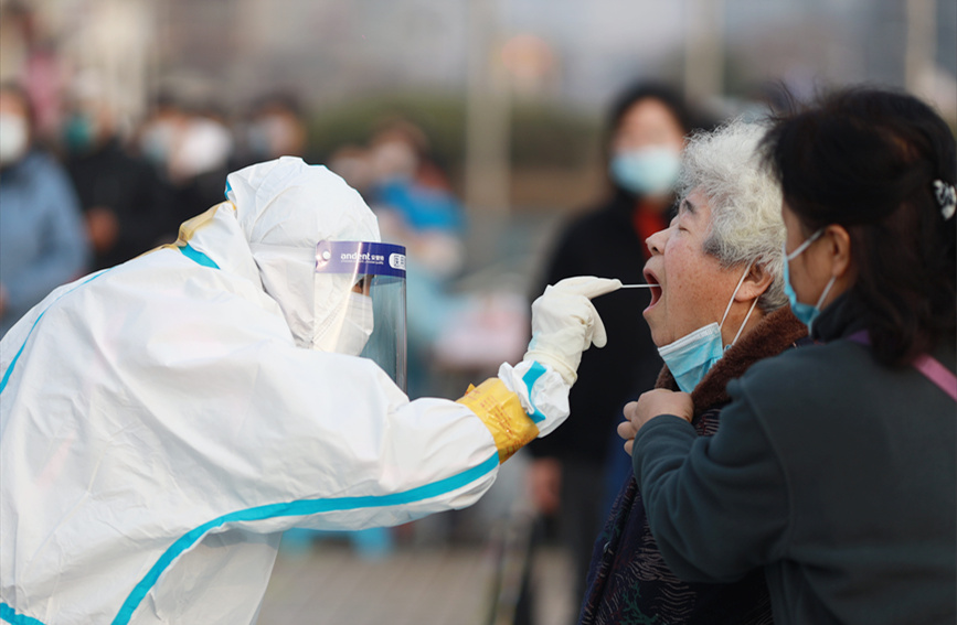 居民在南開區(qū)社區(qū)核酸檢測(cè)點(diǎn)進(jìn)行核酸檢測(cè)。王英浩攝