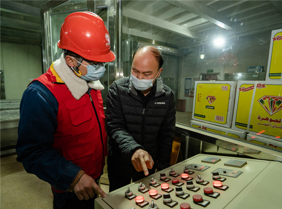 電力工作人員對(duì)用電企業(yè)進(jìn)行指導(dǎo)。受訪單位供圖