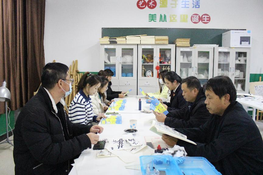 河北省臨西縣人民檢察院未檢檢察官在臨西縣第二小學(xué)為家長講解家庭教育促進(jìn)法。 孫國月攝