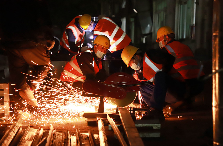 建設者們爭分奪秒保證進度。雷占勝攝