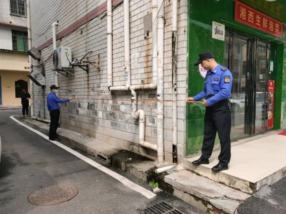 聯(lián)合執(zhí)法小組進(jìn)行房屋入戶調(diào)查丈量。單位供圖