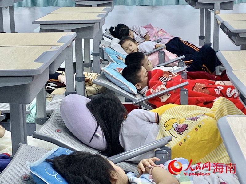 ?？诘诙W(xué)學(xué)生在新式課桌椅上午休。人民網(wǎng) 李浩蓉攝