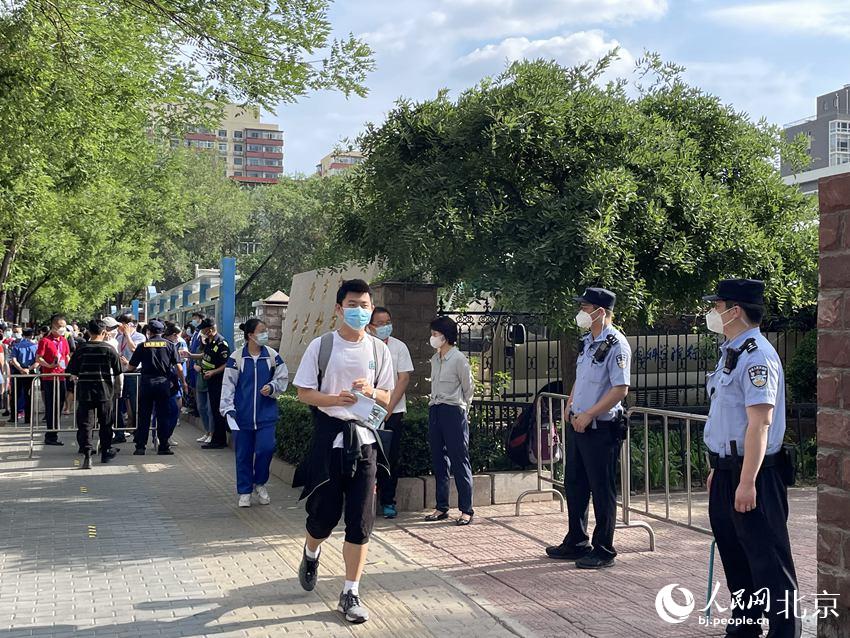 在中關(guān)村中學(xué)考點(diǎn)，考生們有序走入考點(diǎn)。人民網(wǎng) 董兆瑞攝