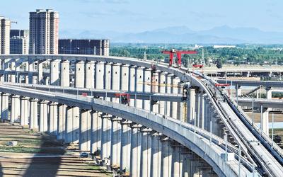 6月7日，工人在唐山市高新技術(shù)開發(fā)區(qū)境內(nèi)的京唐城際鐵路建設(shè)工地施工（無人機照片）。 新華社記者 楊世堯攝