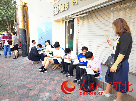 臨進(jìn)考場，考生抓緊時(shí)間再復(fù)習(xí)一下。人民網(wǎng) 祝龍超攝