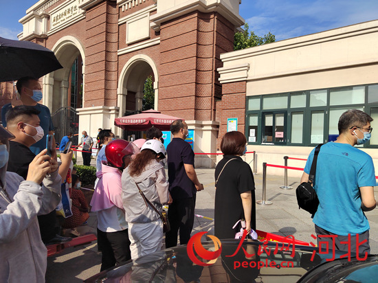 石家莊外國語學(xué)校考點(diǎn)外送考的家長。人民網(wǎng) 祝龍超攝