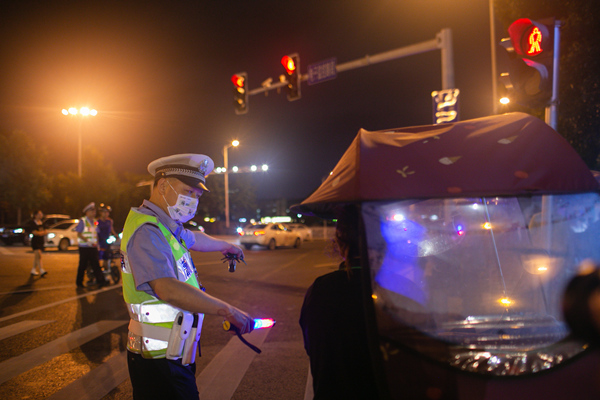 違法加裝電動(dòng)車遮陽傘也將受到處罰?？馒Q 攝