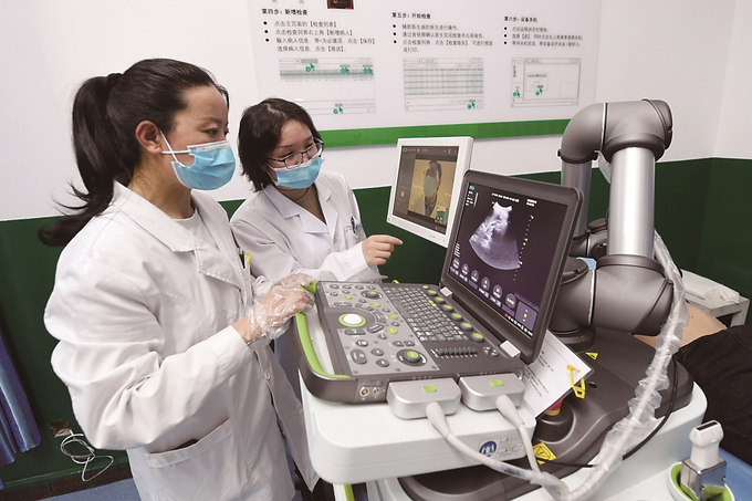 江蘇援藏投資三百萬元在林周縣人民醫(yī)院建設(shè)了拉薩市首臺套遠(yuǎn)程超聲診斷系統(tǒng)。 本報記者 萬程鵬 攝