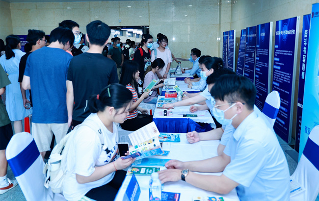 大學(xué)生現(xiàn)場咨詢創(chuàng)業(yè)政策。長沙市人社局供圖