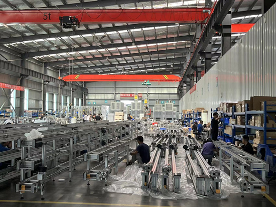 先惠智能裝備生產(chǎn)車間，工人們?cè)诿χM裝設(shè)備。受訪單位供圖