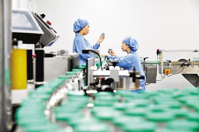 通過(guò)加大創(chuàng)新藥物研發(fā)力度，石藥集團(tuán)實(shí)現(xiàn)了傳統(tǒng)工業(yè)企業(yè)向創(chuàng)新型企業(yè)轉(zhuǎn)型。（本報(bào)資料片）