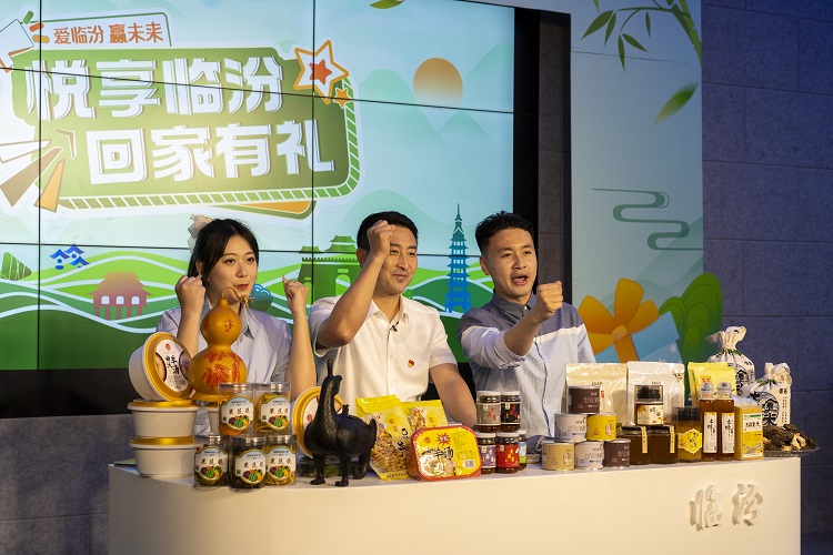 6月3日下午，在臨汾原產(chǎn)地商品體驗(yàn)店，曲沃縣副縣長(zhǎng)樊奇選對(duì)當(dāng)?shù)氐霓r(nóng)特產(chǎn)品、旅游景點(diǎn)進(jìn)行了推介代言。鄭遠(yuǎn)飛攝