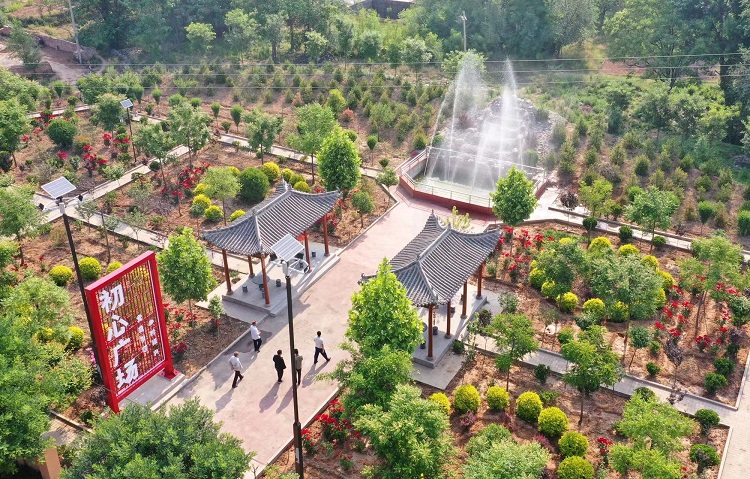 初夏時(shí)節(jié)，襄汾縣鄧莊鎮(zhèn)澗溝村初心廣場(chǎng)內(nèi)一派迷人的鄉(xiāng)村振興新圖景。李現(xiàn)俊攝