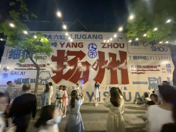 古運河畔的皮市街充滿市井氣息。 人民網(wǎng) 張玉峰攝