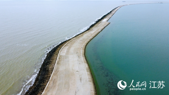 迷人的雙色海。人民網(wǎng)記者 王繼亮攝