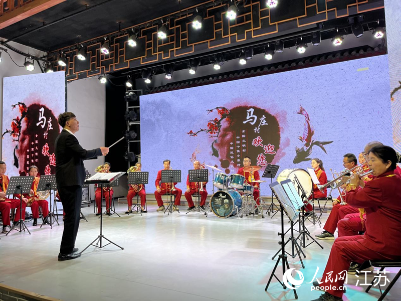 馬莊農(nóng)民樂(lè)團(tuán)在排練節(jié)目。人民網(wǎng) 李子佩攝