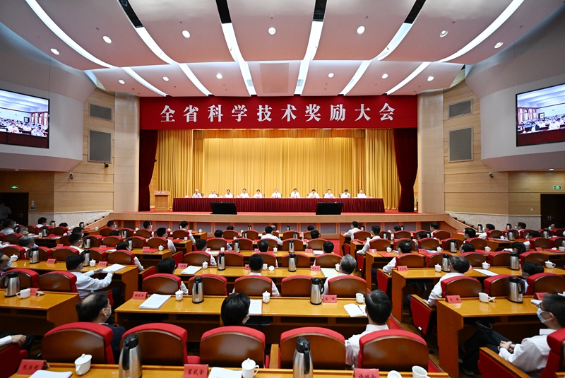 圖為江蘇省科學(xué)技術(shù)獎(jiǎng)勵(lì)大會(huì)現(xiàn)場(chǎng)。吳勝攝
