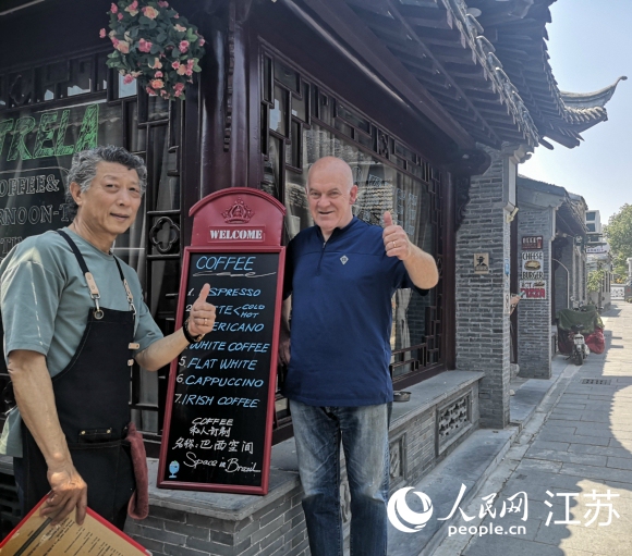愛(ài)逛古巷的巴西人和揚(yáng)州朋友在仁豐里開(kāi)了一家西餐廳。 人民網(wǎng) 張玉峰攝