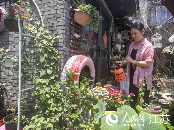 原在上海工作的袁荔退休后重回?fù)P州古城生活。 人民網(wǎng) 張玉峰攝