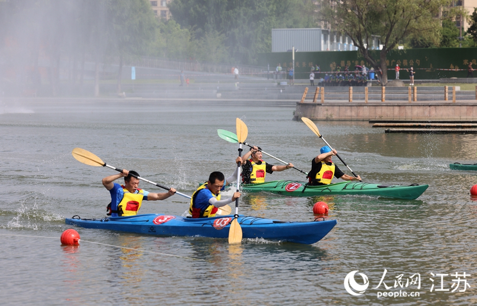 夏日清晨，一艘艘色彩鮮艷的賽艇和槳板在伯瀆河畔穿梭。朱剛?cè)簲z