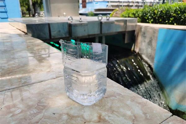 在邯鄲市雞澤縣藍(lán)天污水處理廠，污水經(jīng)過處理后清澈透明。鄭佳欣攝