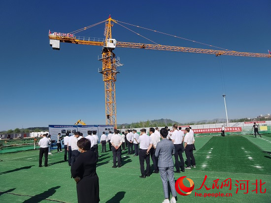 觀摩團走進塔吊林立的項目現(xiàn)場。人民網(wǎng)張繼航攝