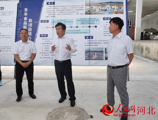 黨曉龍在禾豐項目現(xiàn)場鼓勵大家以商招商。 人民網(wǎng) 張繼航攝