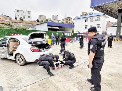 圖為民警對重點車輛是否攜帶毒品進行檢查。省禁毒委供圖