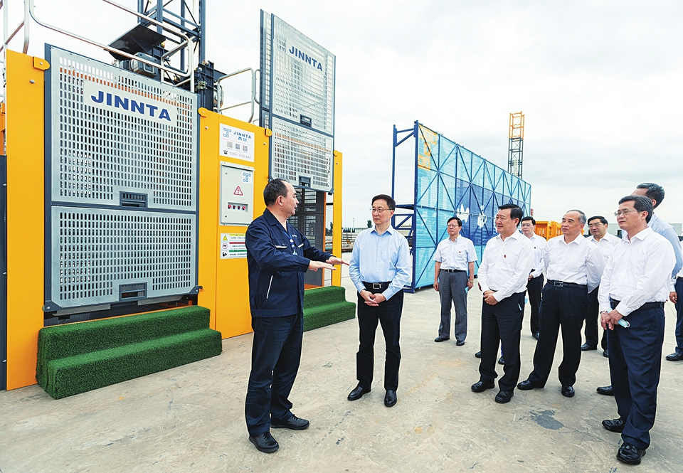 六月二十八日，中共中央政治局常委、國務(wù)院副總理韓正到山西太原調(diào)研，主持召開煤炭清潔高效利用專題座談會并講話。這是韓正走進山西建筑產(chǎn)業(yè)現(xiàn)代化瀟河園區(qū)，察看綠色智能建筑裝備制造基地建設(shè)情況。新華社記者翟健嵐攝