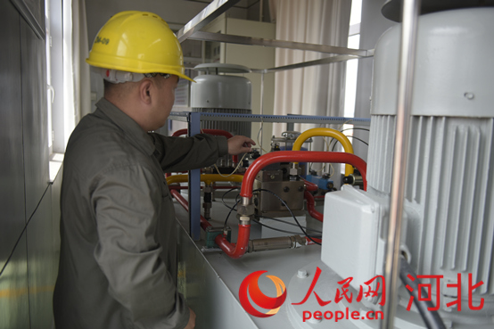 黃壁莊水庫事務(wù)中心工作人員在檢查溢洪道表口工作閘門啟臂機。人民網(wǎng)祝龍超攝