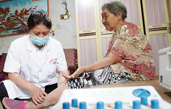 護(hù)理團(tuán)隊(duì)醫(yī)生為老人進(jìn)行低頻功能康復(fù)。陳佳兵攝