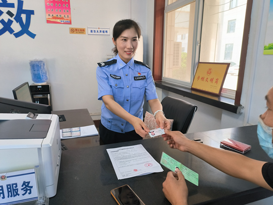 張靜正在為群眾辦理業(yè)務(wù)。 趙凱攝