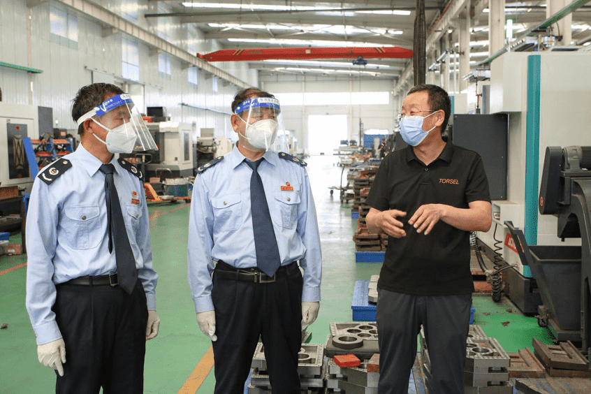 河北豐南區(qū)稅務局工作人員就組合式稅費支持政策落實情況走訪轄區(qū)納稅人。 王娜攝