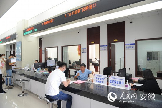 市民向“辦不成事”反映窗口工作人員咨詢。人民網(wǎng) 胡雨松攝