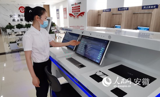 工作人員介紹自助系統(tǒng)的功能和使用方法。人民網(wǎng) 胡雨松攝