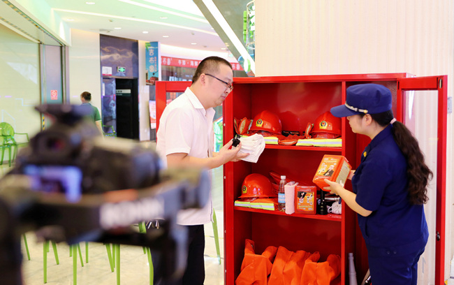 通過直播講解消防器材的使用方法。單位供圖