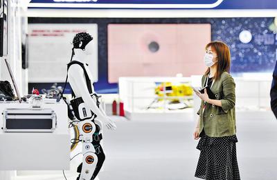 近日，第六屆世界智能大會(huì)在天津開幕，圖為參會(huì)嘉賓參觀天津制造業(yè)立市展。 新華社記者 趙子碩攝