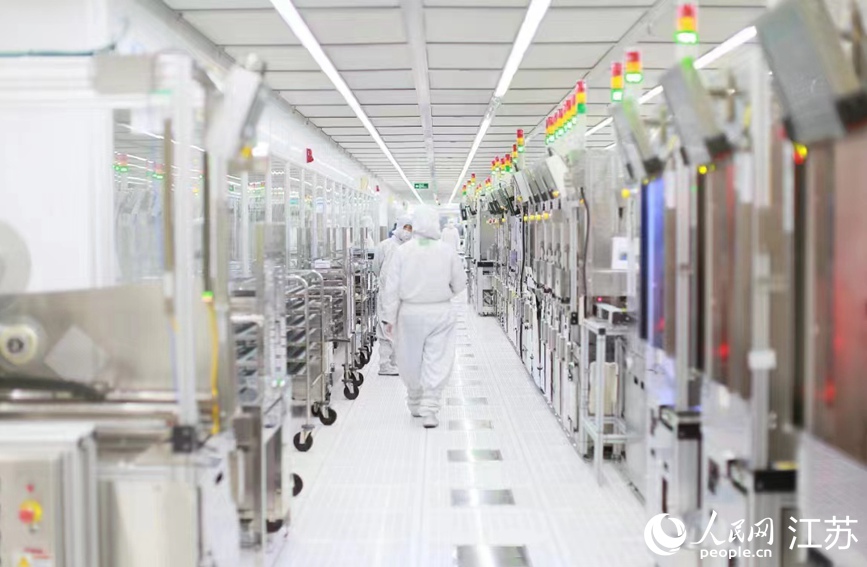 在希捷國際科技（無錫）有限公司生產(chǎn)車間，技術(shù)人員正在巡查作業(yè)。新吳區(qū)委宣傳部供圖