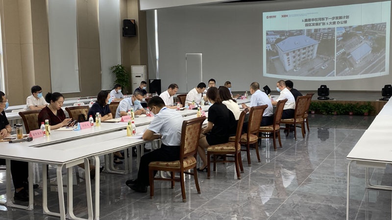 河?xùn)|區(qū)委書記范少軍一行深入老電建公司辦公園區(qū)就盤活園區(qū)工作進(jìn)行部署研究。河?xùn)|區(qū)供圖