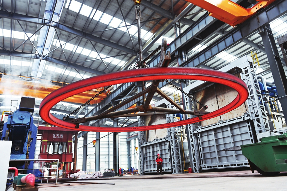 定襄縣作為太忻一體化經(jīng)濟(jì)區(qū)建設(shè)的12個(gè)先行啟動區(qū)之一，借助發(fā)展機(jī)遇，全力延長產(chǎn)業(yè)鏈條、補(bǔ)齊產(chǎn)業(yè)短板、培育優(yōu)質(zhì)市場主體、拓寬應(yīng)用領(lǐng)域，進(jìn)軍高精尖應(yīng)用行業(yè)。 記者孫榮祥攝