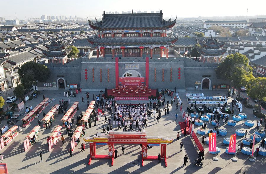 城門掛春聯(lián)，金湖沖刺“開門紅”。陳義寶攝