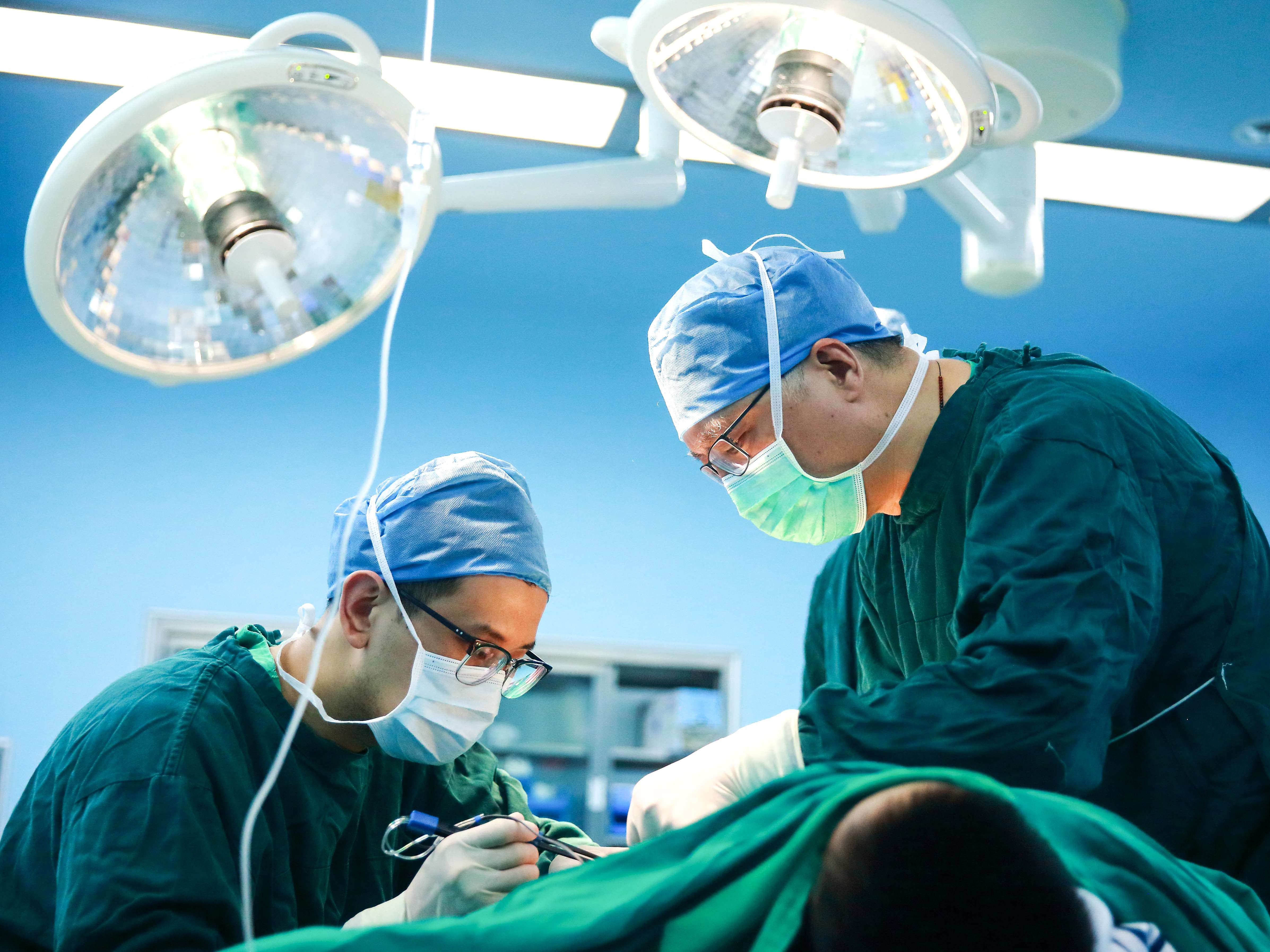 江南大學(xué)附屬醫(yī)院燒創(chuàng)傷診療中心主任呂國忠工作現(xiàn)場。受訪者供圖