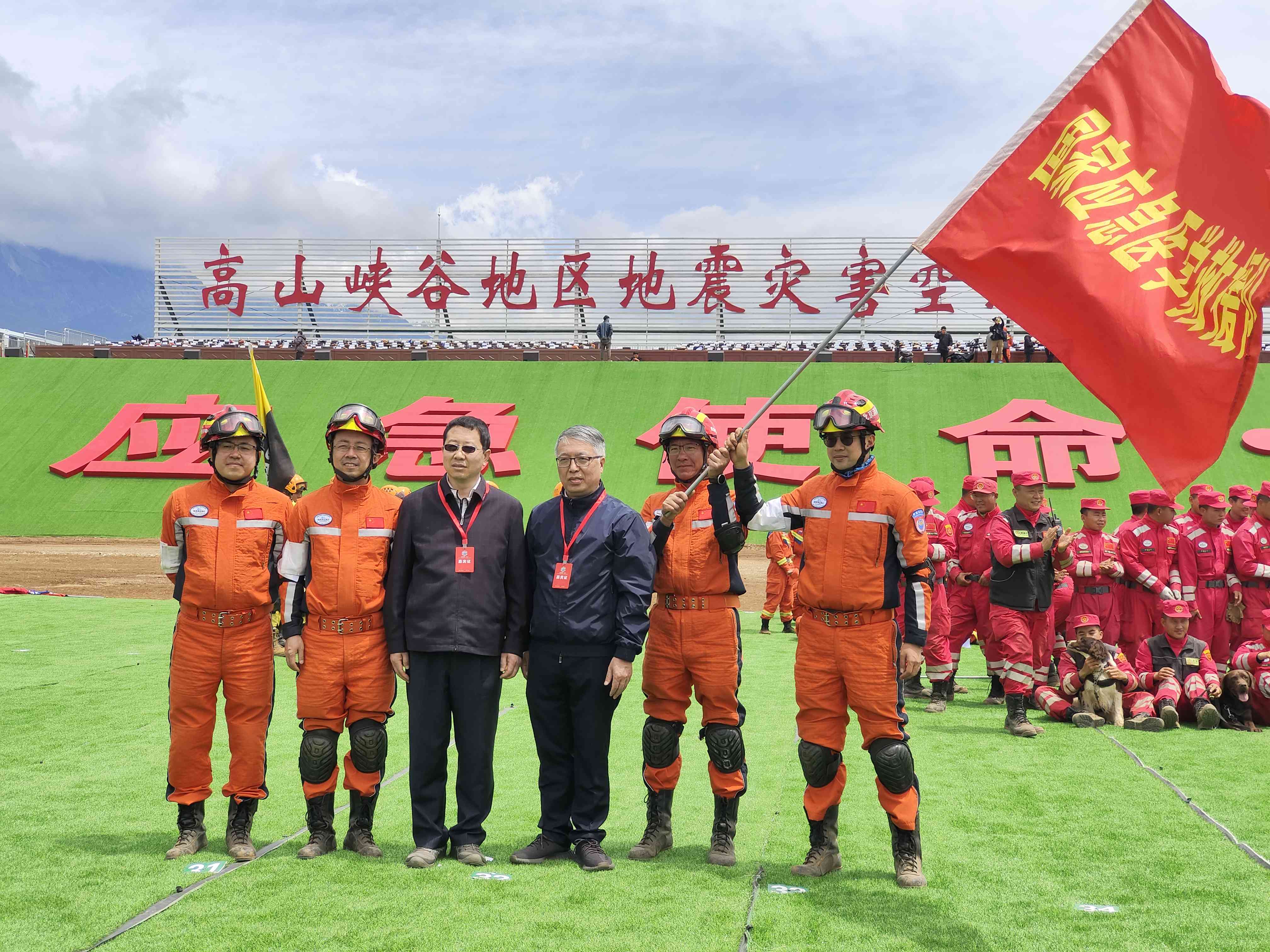 呂國忠以總領(lǐng)隊(duì)身份，帶領(lǐng)國家應(yīng)急醫(yī)學(xué)救援隊(duì)演練。受訪者供圖